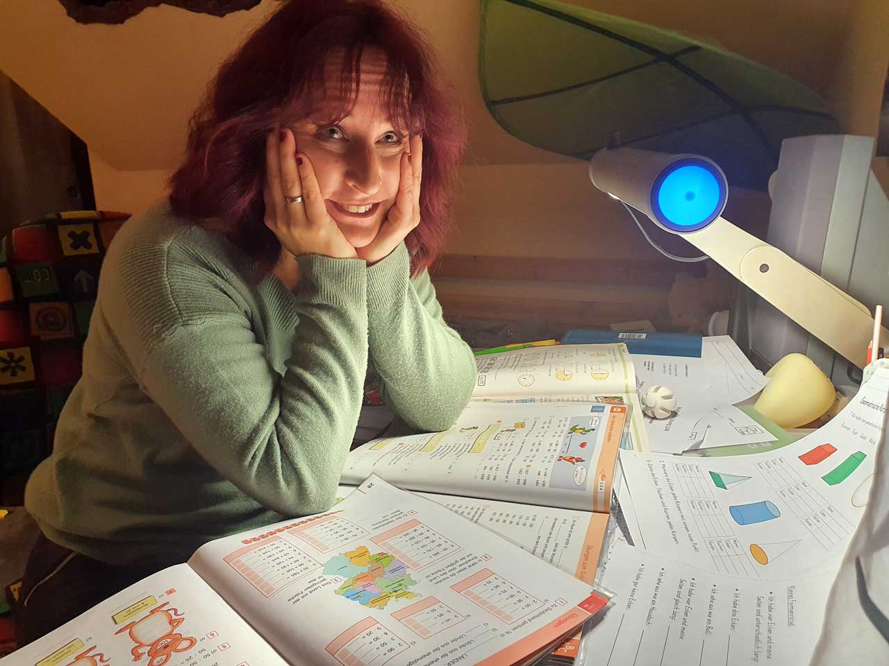 Redakteurin Steffi sitzt vor vielen Arbeitsblättern der Mathematik.