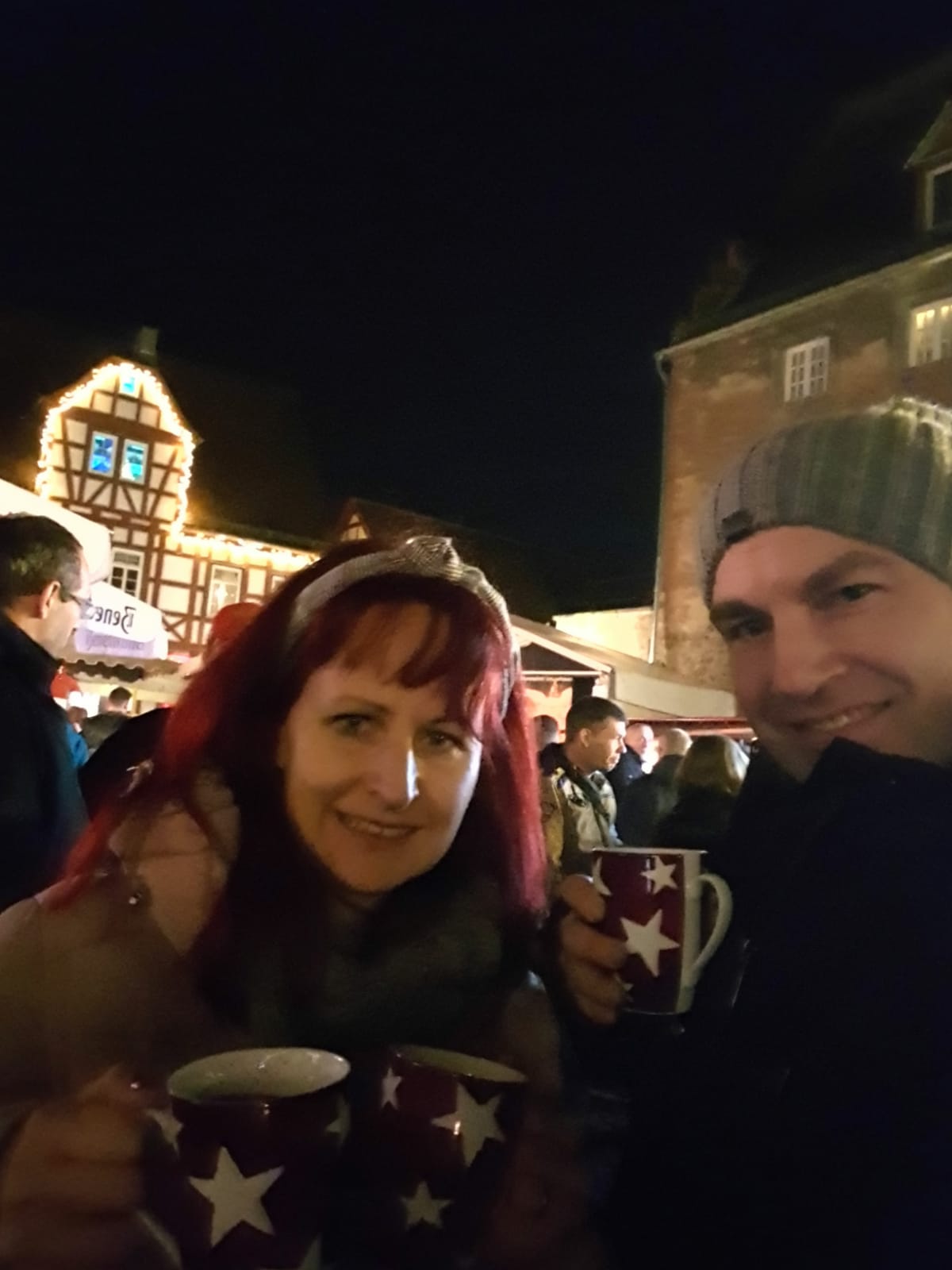 Stefanie mit Glühwein auf dem Weihnachtsmarkt