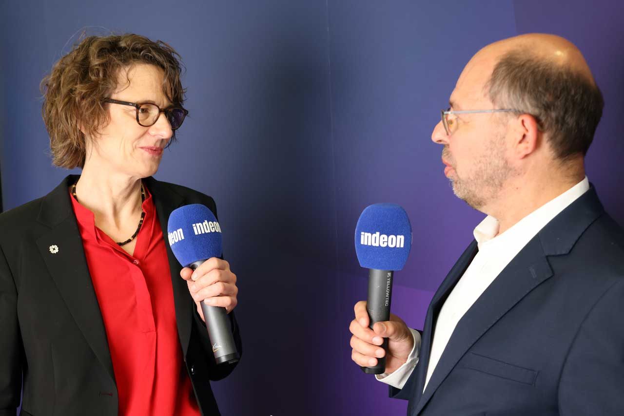 Kirchenpräsidentin Christiane Tietz im Interview mit Andreas Fauth auf der Frühjahrssynode der EKHN. Beide schauen sich an und halte je ein eigenes Mikrofon. 