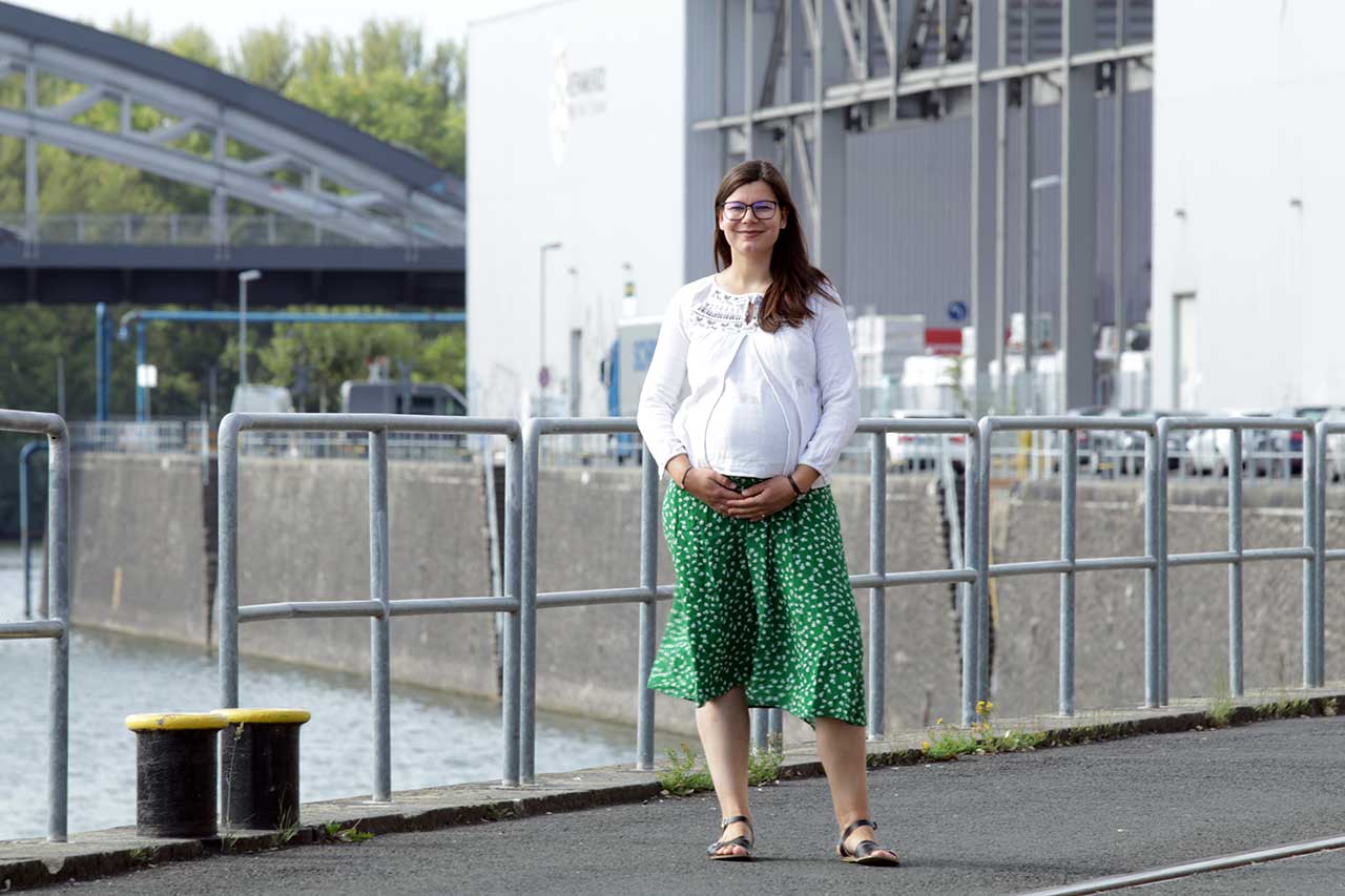 Stolz und liebevoll blickt Charlotte Mattes in ihre Zukunft als Mama