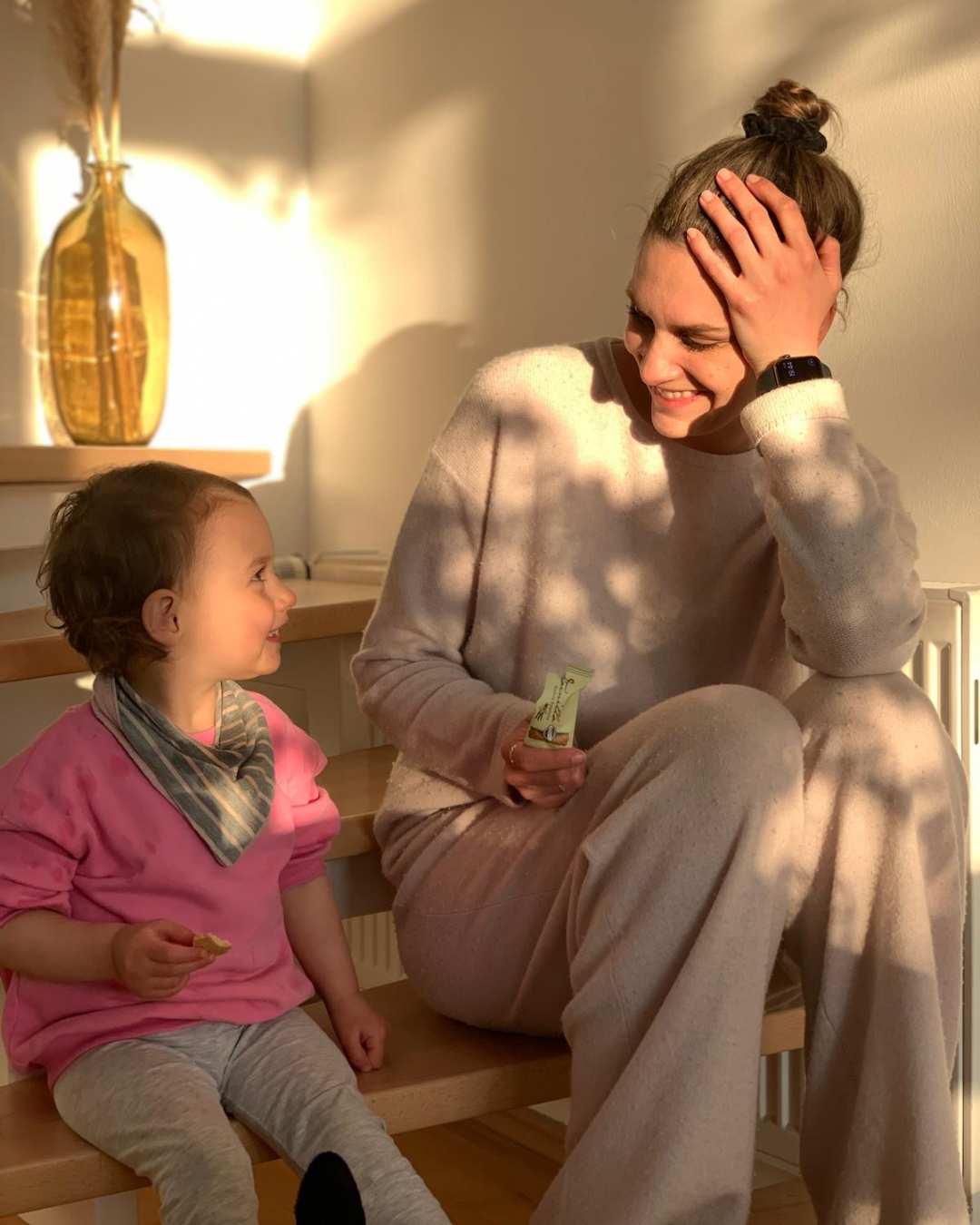 Kim und Mia sitzen auf einer Treppe und schauen sich an