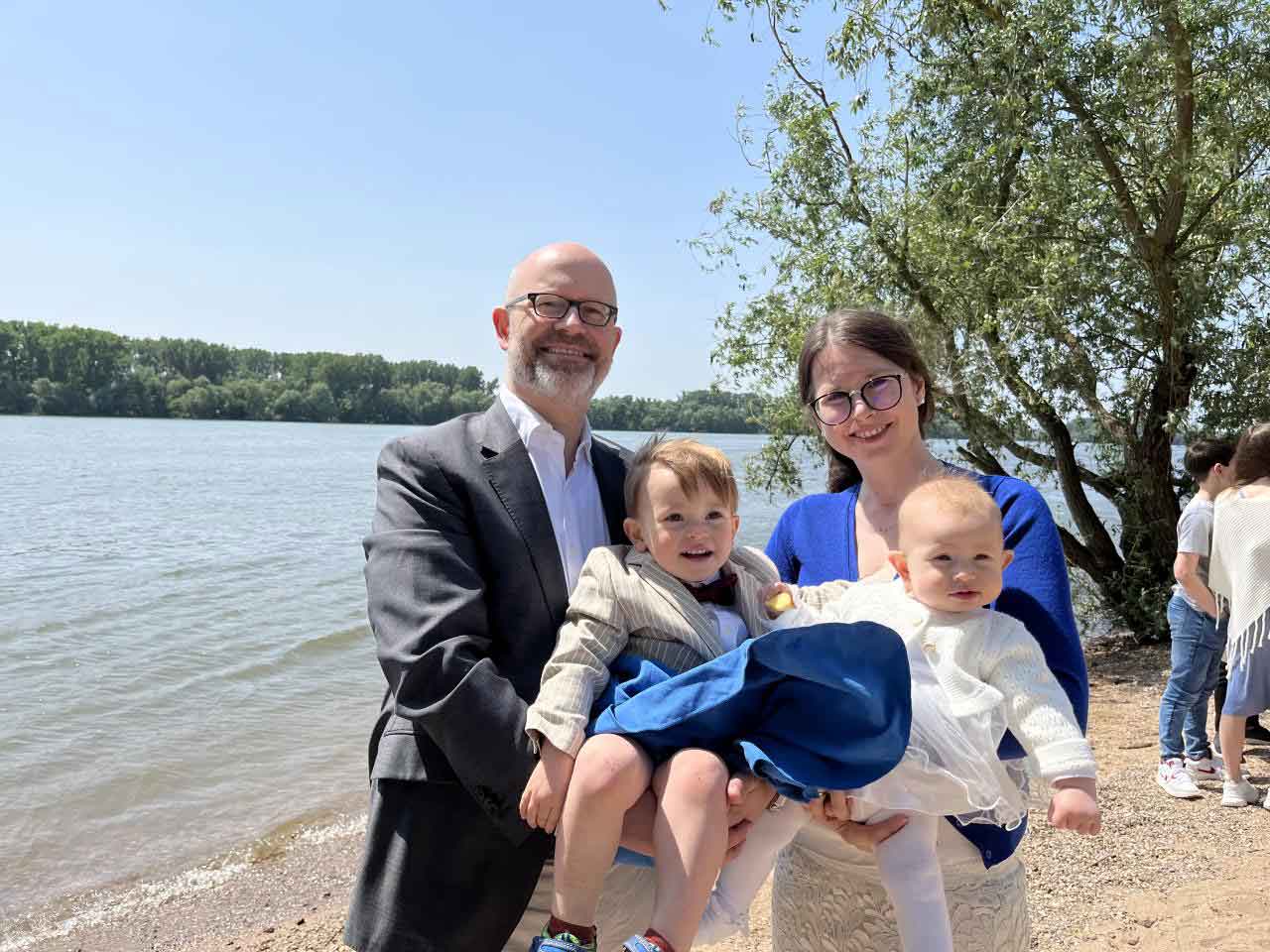  Ricarda Biele-Haag und Sebastian Haag und ihre Kinder am Rheinstrand