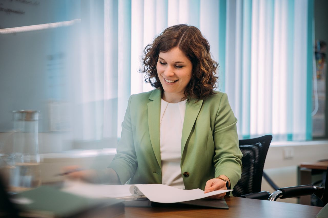 Maren Busch sitzt an ihrem Schreibtisch