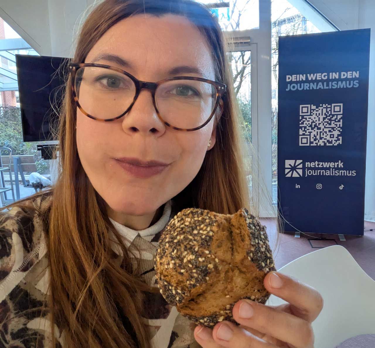 Lotte beißt in ein Brötchen