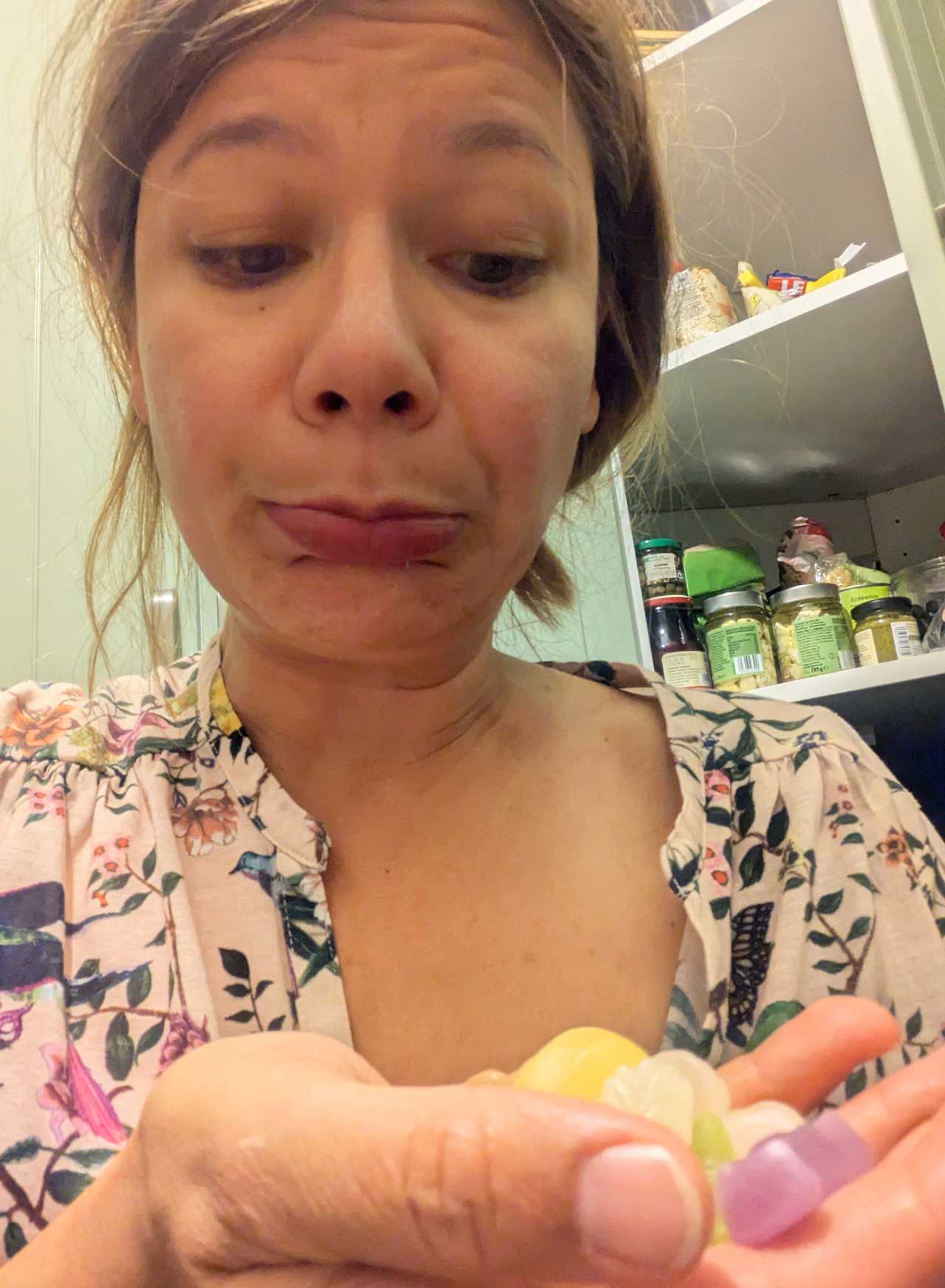 Blick auf eine Handvoll Gummibärchen