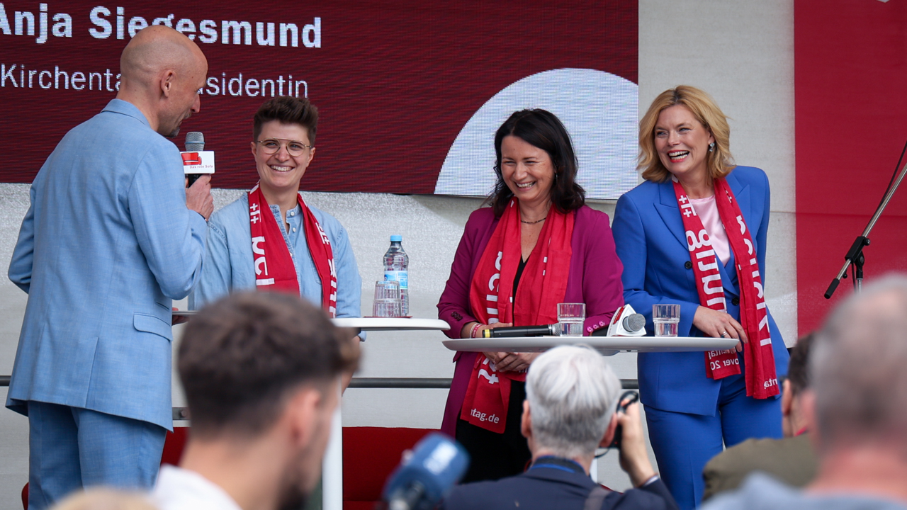 Julia Klöckner, Anja Siegesmund und Anna-Nicole Heinrich beim Roten Sofa
