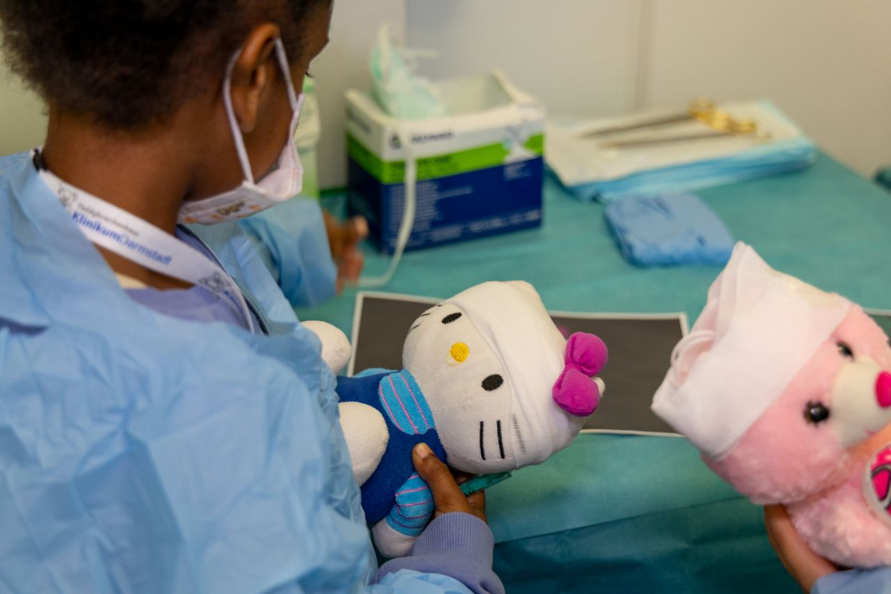 Kind mit Hello Kitty-Katze, die eine Bandage um den Kopf trägt
