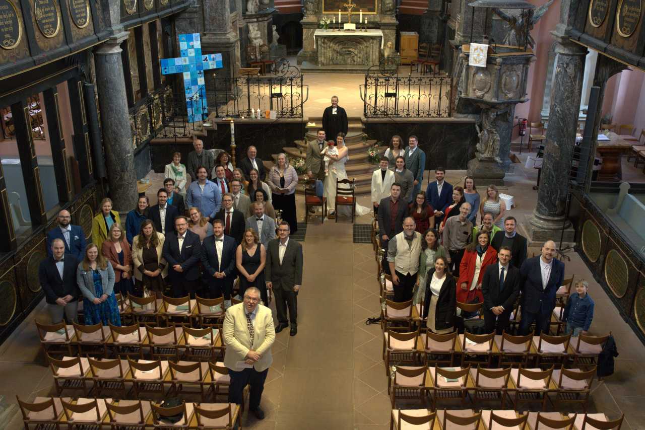 Die Traufgesellschaft schaut in der Kirche zur Empore