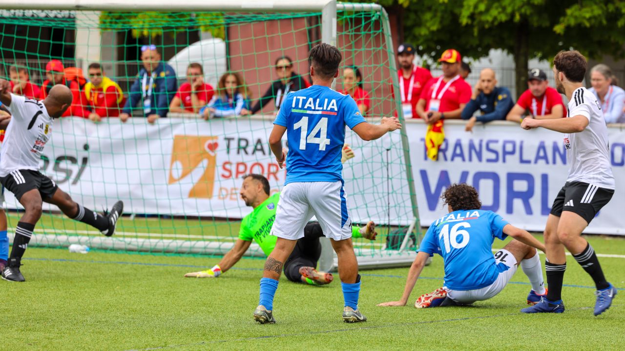 Szene vor dem italienischen Tor. Zwei Italiener liegen am Boden und schauen dem Ball hinterher, der gerade ins Tor gewandert ist