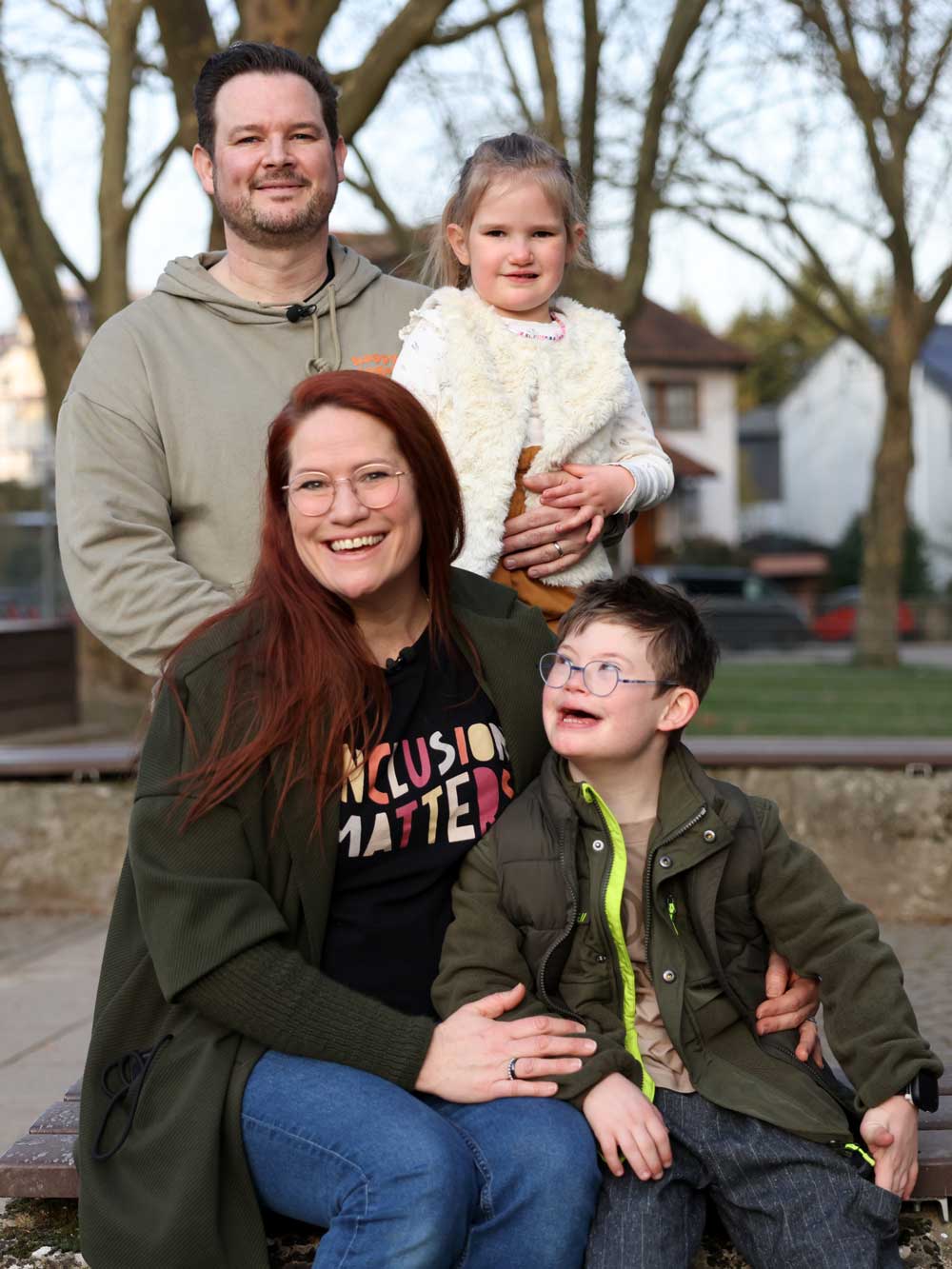 Gruppenfoto der Familie: Vorne Mama Nina und Sohn Joshua, hinten der Papa mit Schwester Lilly