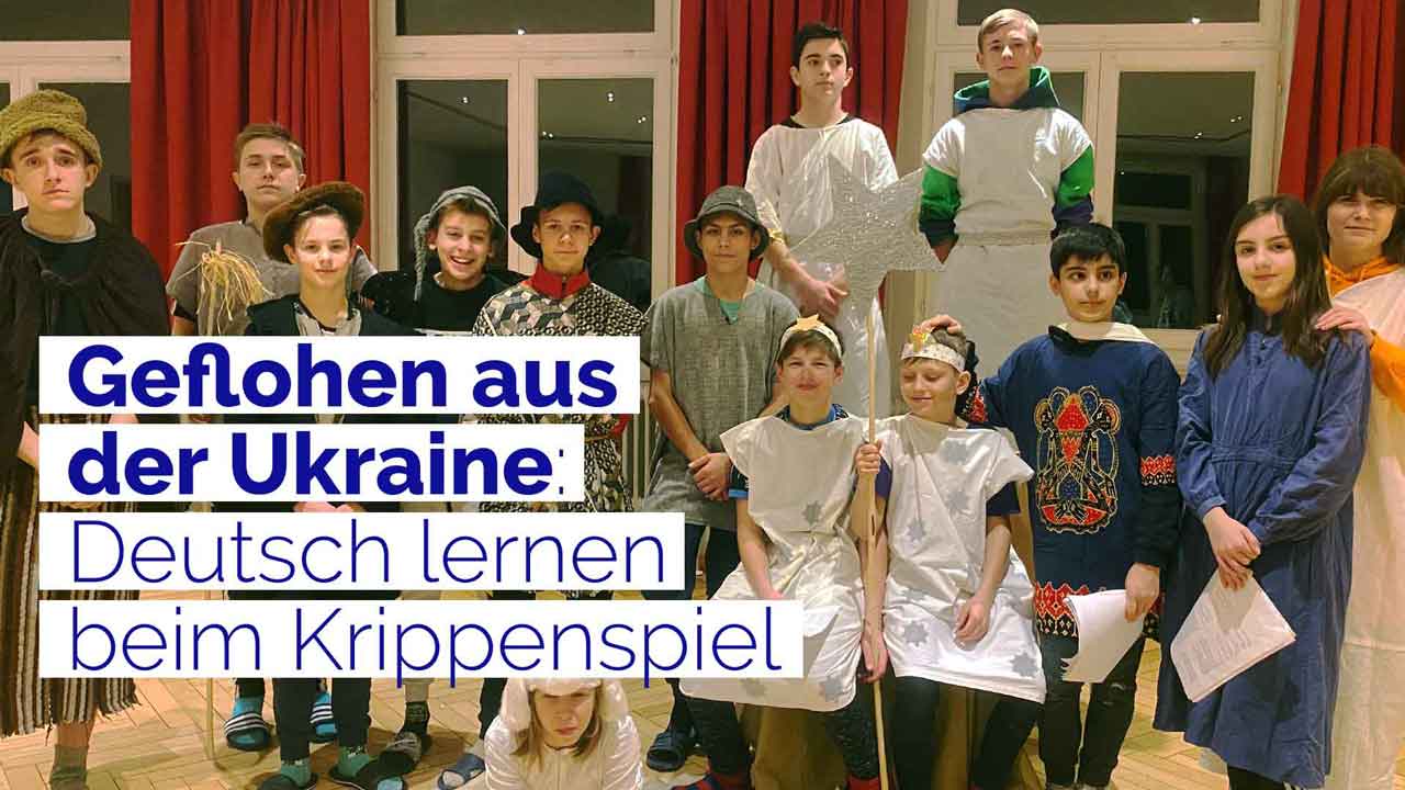 Gruppenfoto von geflüchteten ukrainischen Kindern und Jugendlichen. Davor der Text: Geflohen aus  der Ukraine: Deutsch lernen beim Krippenspiel