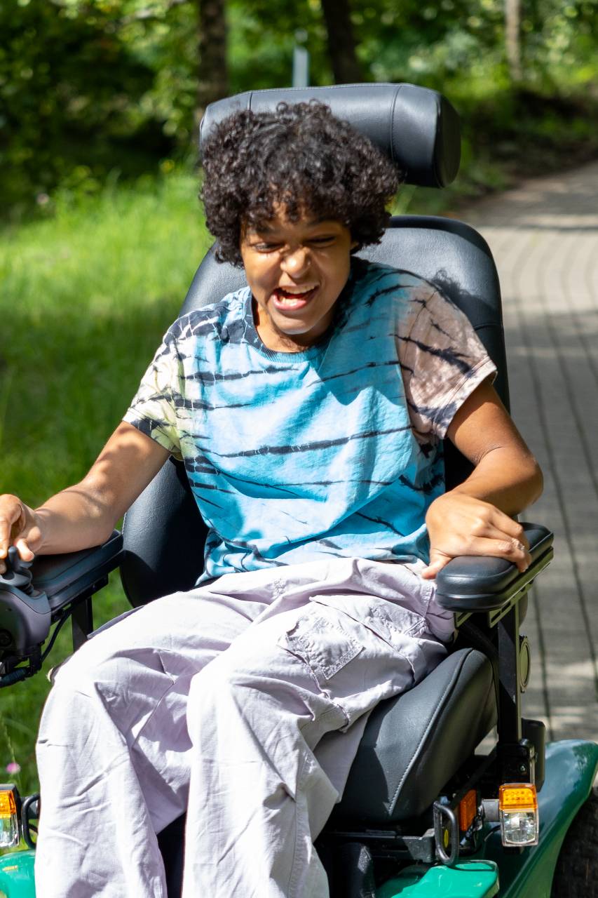 Schülerin Marlene im Outdoor-Rollstuhl