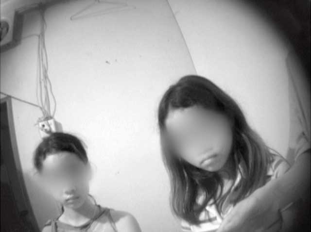 Undercoveraufnahme aus Kambodscha, zwei Kinder, verpixelte Gesichter