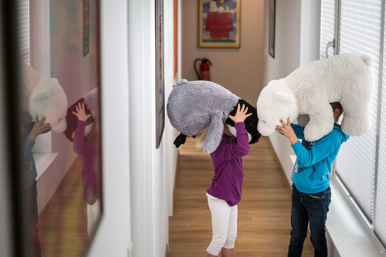 Zwei Kinder im Geschwisterhaus in Darmstadt mit Teddys