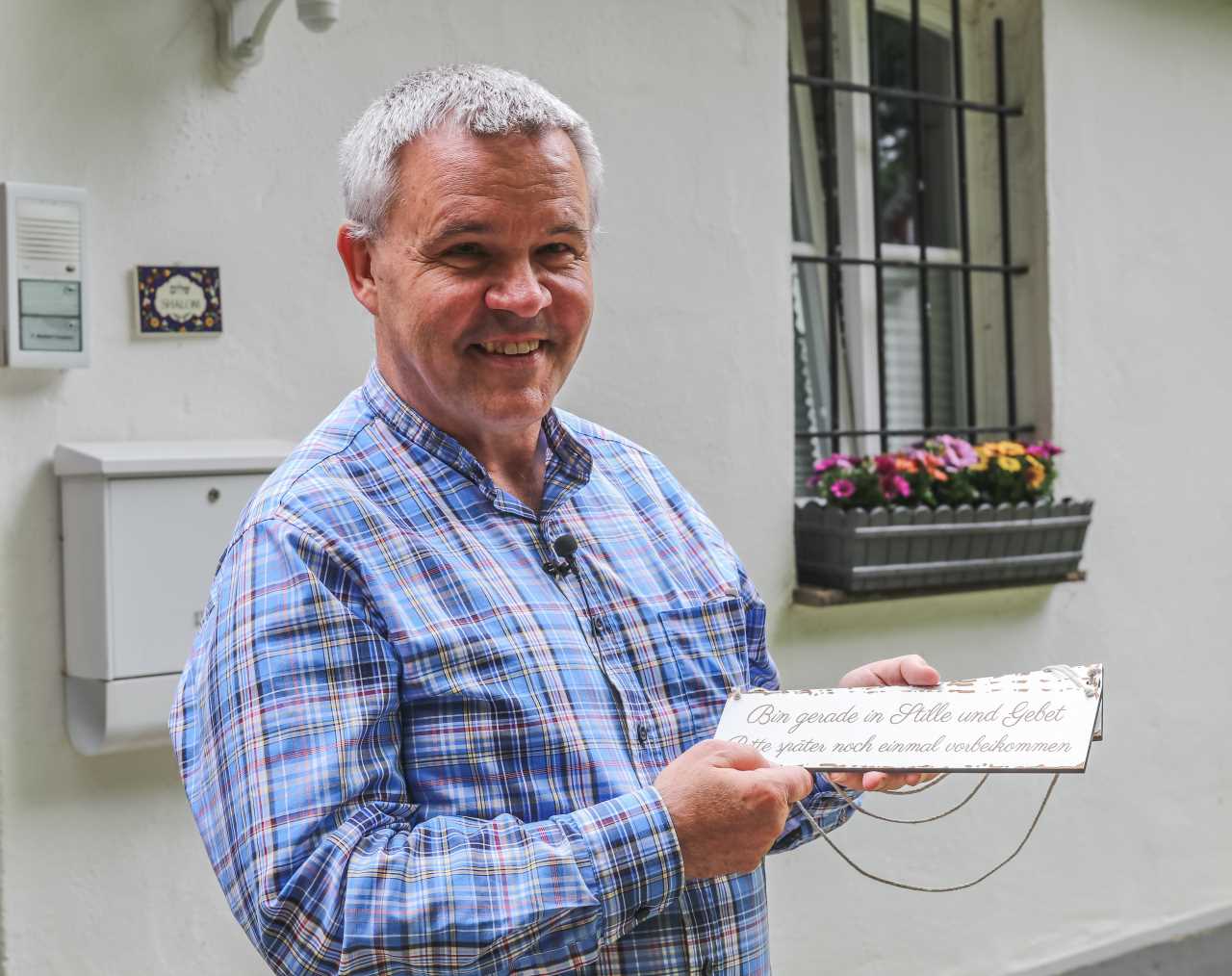 Norbert Cuypers wohnt in einer kleinen Klause neben der Kapelle Dörnschlade
