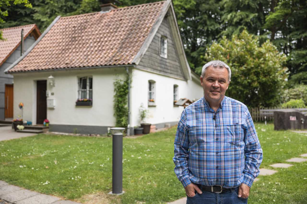 Norbert Cuypers wohnt in einer kleinen Klause neben der Kapelle Dörnschlade