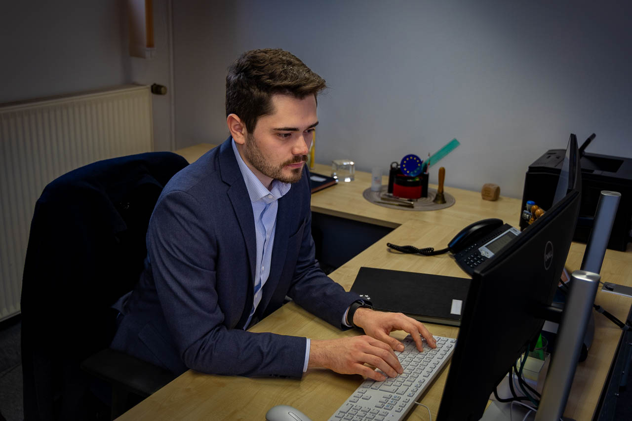 Bürgermeister Lukas Daum sitzt an seinem Schreibtisch