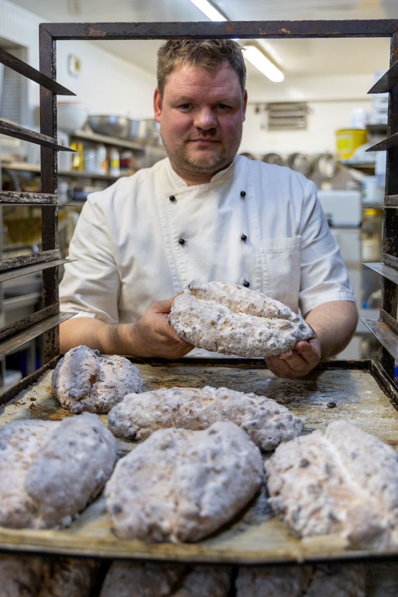 Bäckermeister Markus Eckhardt hat Stollen gebacken