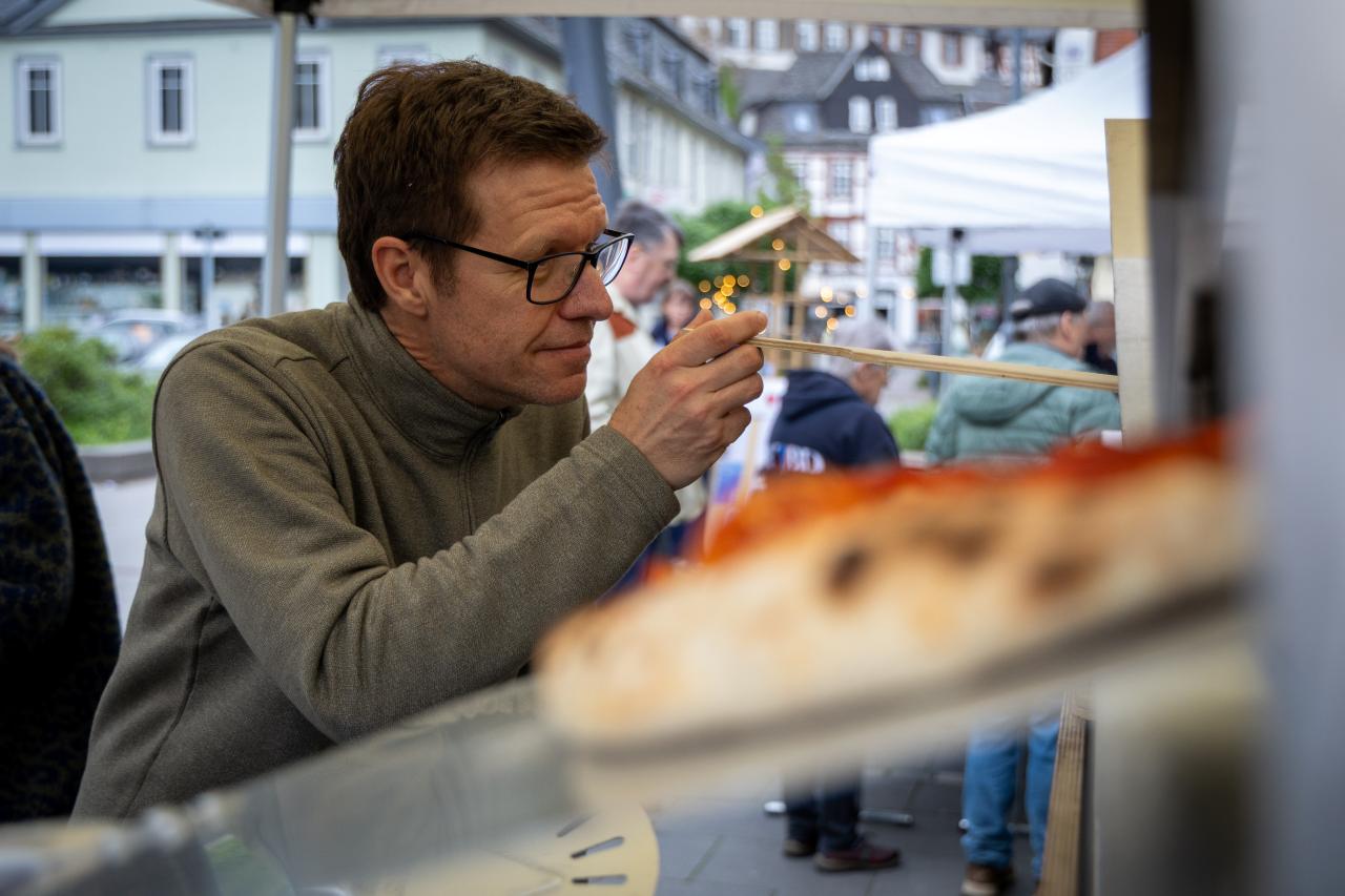 Pfarrer Ingo Lüderitz backt Pizza