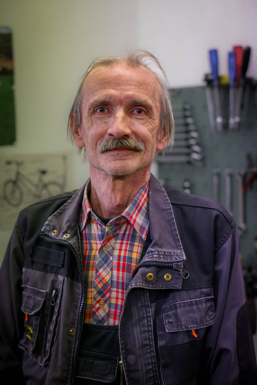 Wolfgang Schwarz repariert Fahrräder