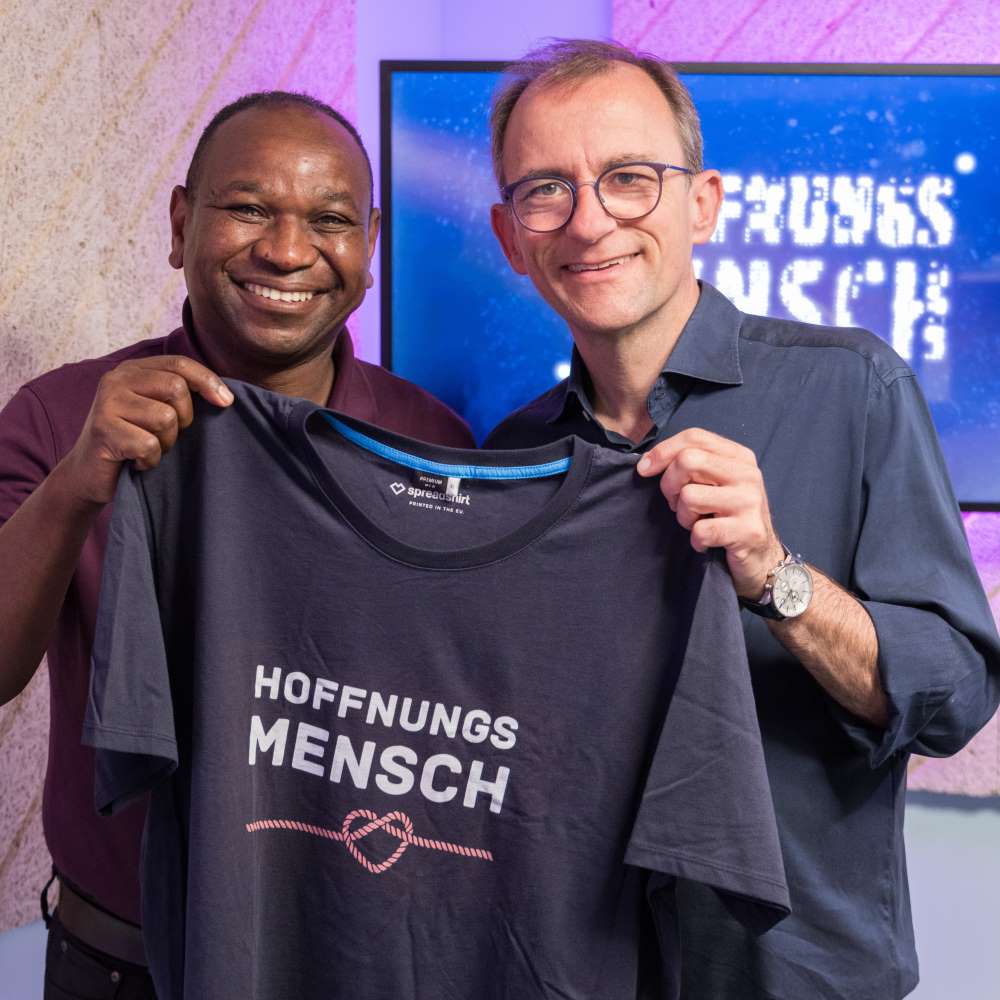 Yassir Eric mit dem Hoffnungsmensch-T-Shirt