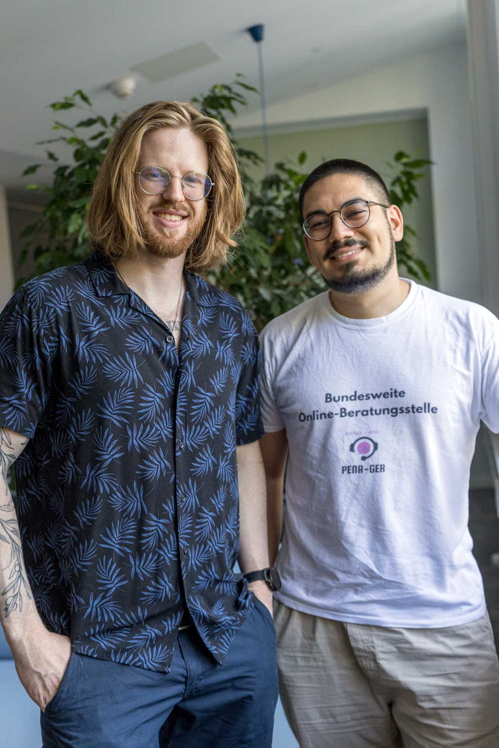 Kiril und Furkan stehen Seite an Seite und lächeln in die Kamera.