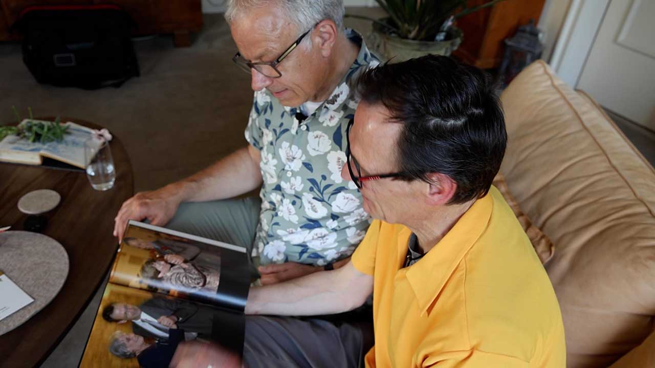 Peter Annweiler und Johannes Giel schauen sich ein Fotobuch an