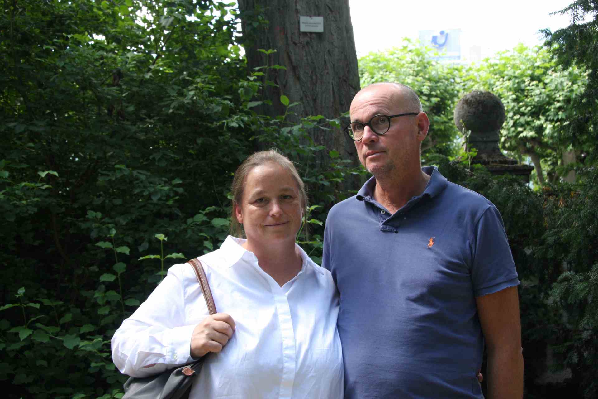 Alix und Oliver Puhl vor einem Baum