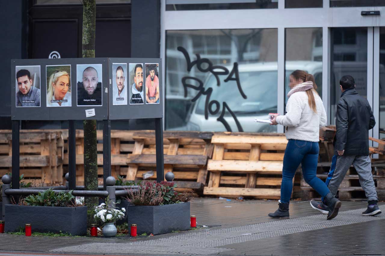 Gedenkort mit Fotos der Opfer am Tatort Heumarkt erinnert an den Anschlag vom 19.02.2020 in Hanau