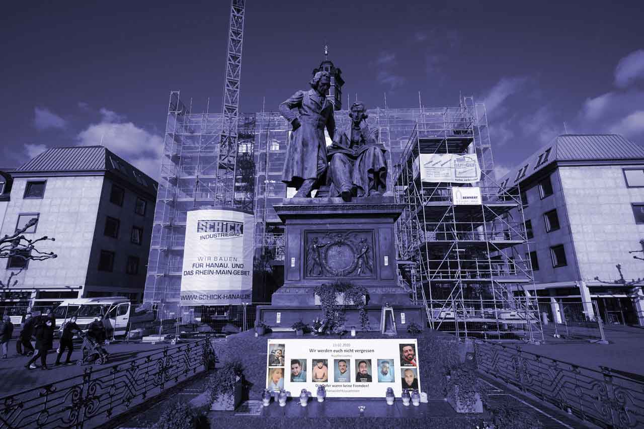 Brüder Grimm Denkmal mit Bildern der Ermordeten in Hanau im Februar 2021