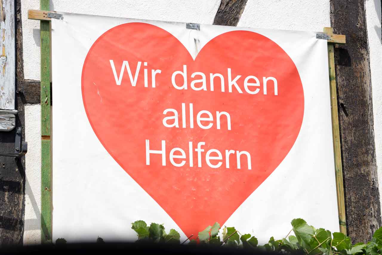 Herz mit dem Schriftzug: Wir danken allen Helfern.