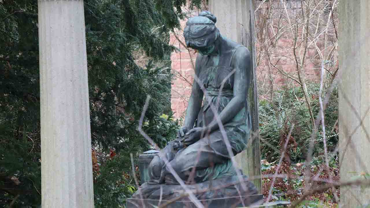 Statue einer sitzenden Person