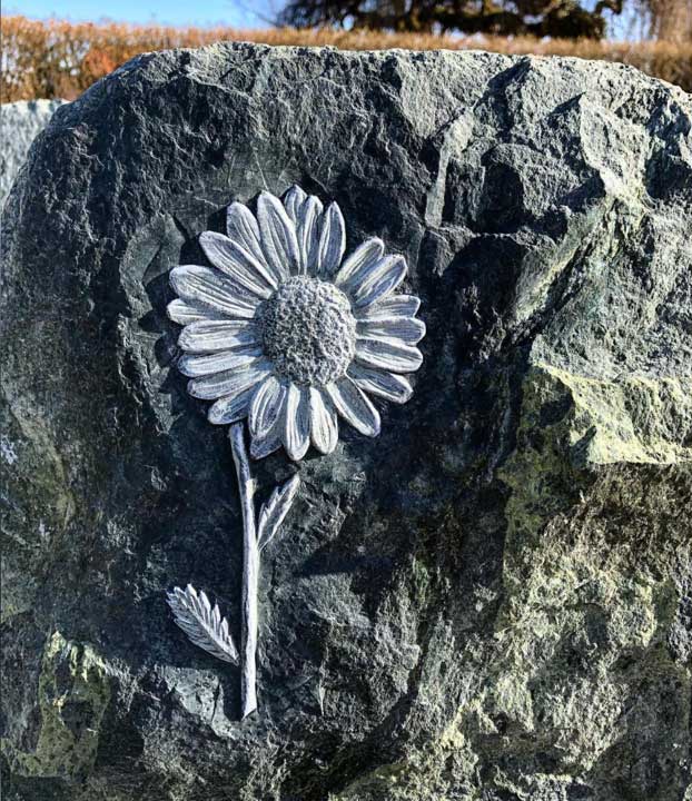 Luisa hat diese Blume auf einem Grabstein erstellt