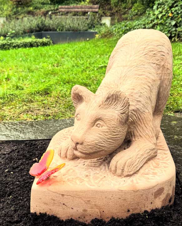 Ein Löwenbaby als Grabstein