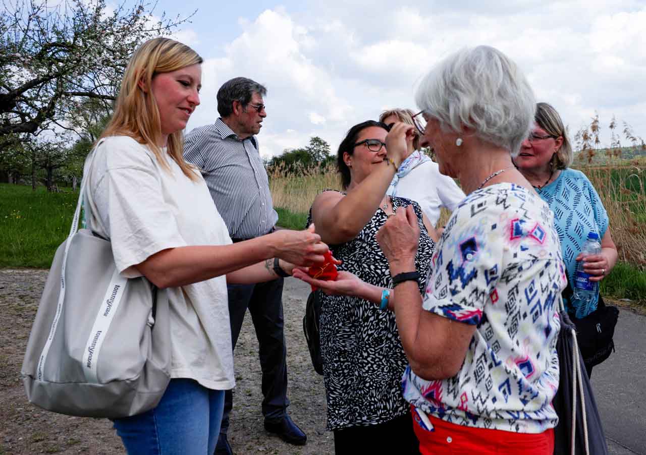 Die Trauer-Gruppe steht zusammen. 