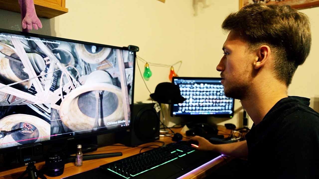 Fabio Tali sieht sich ein Glockenvideo an