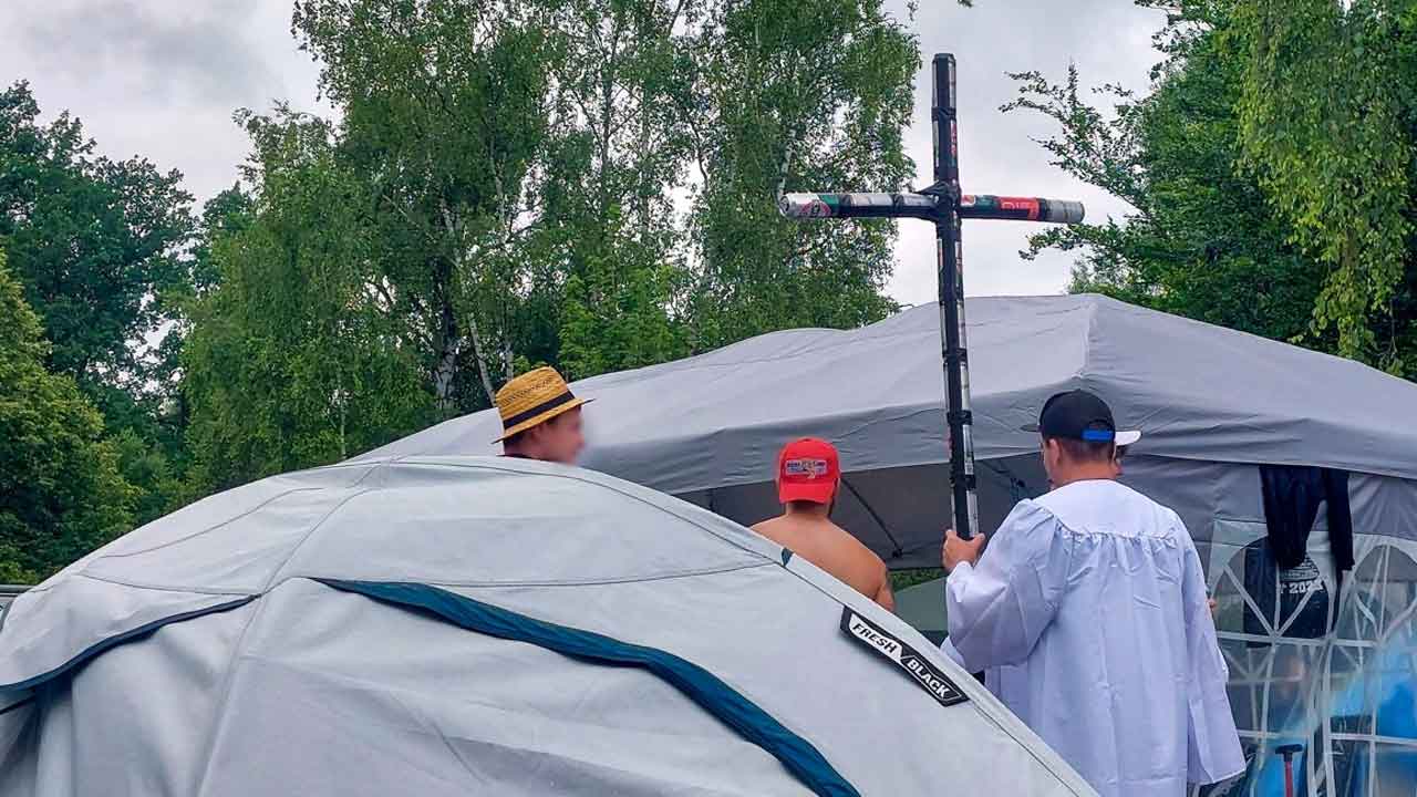 Kreuz aus Bierdosen auf dem Campingplatz eines Musikfestivals 2025 