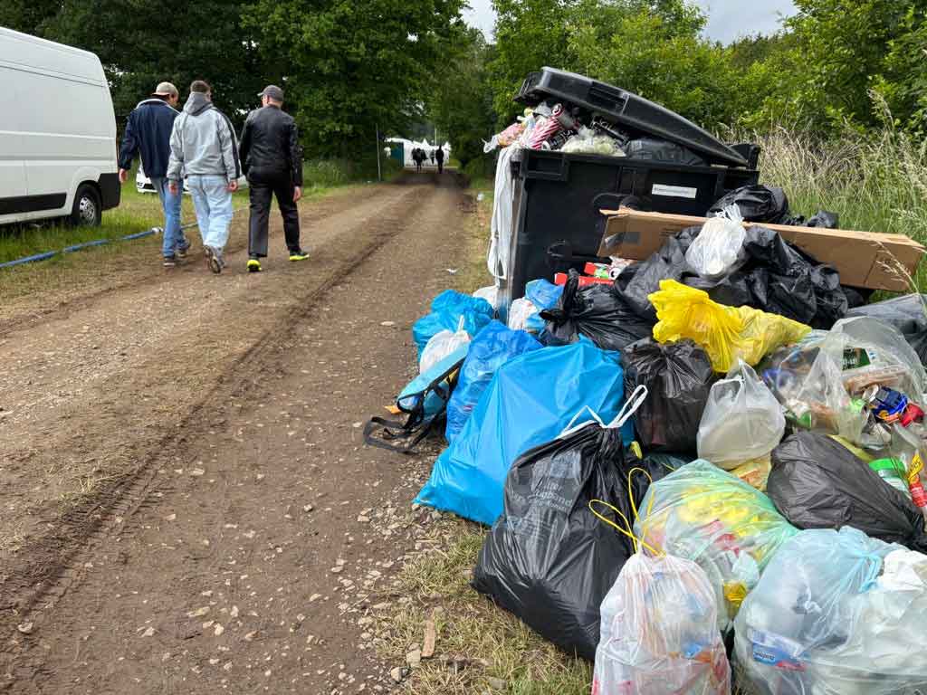 Nur einmal feiern und Berge von Müll - hier sind neben den Tonnen Müllsäcke geworfen.