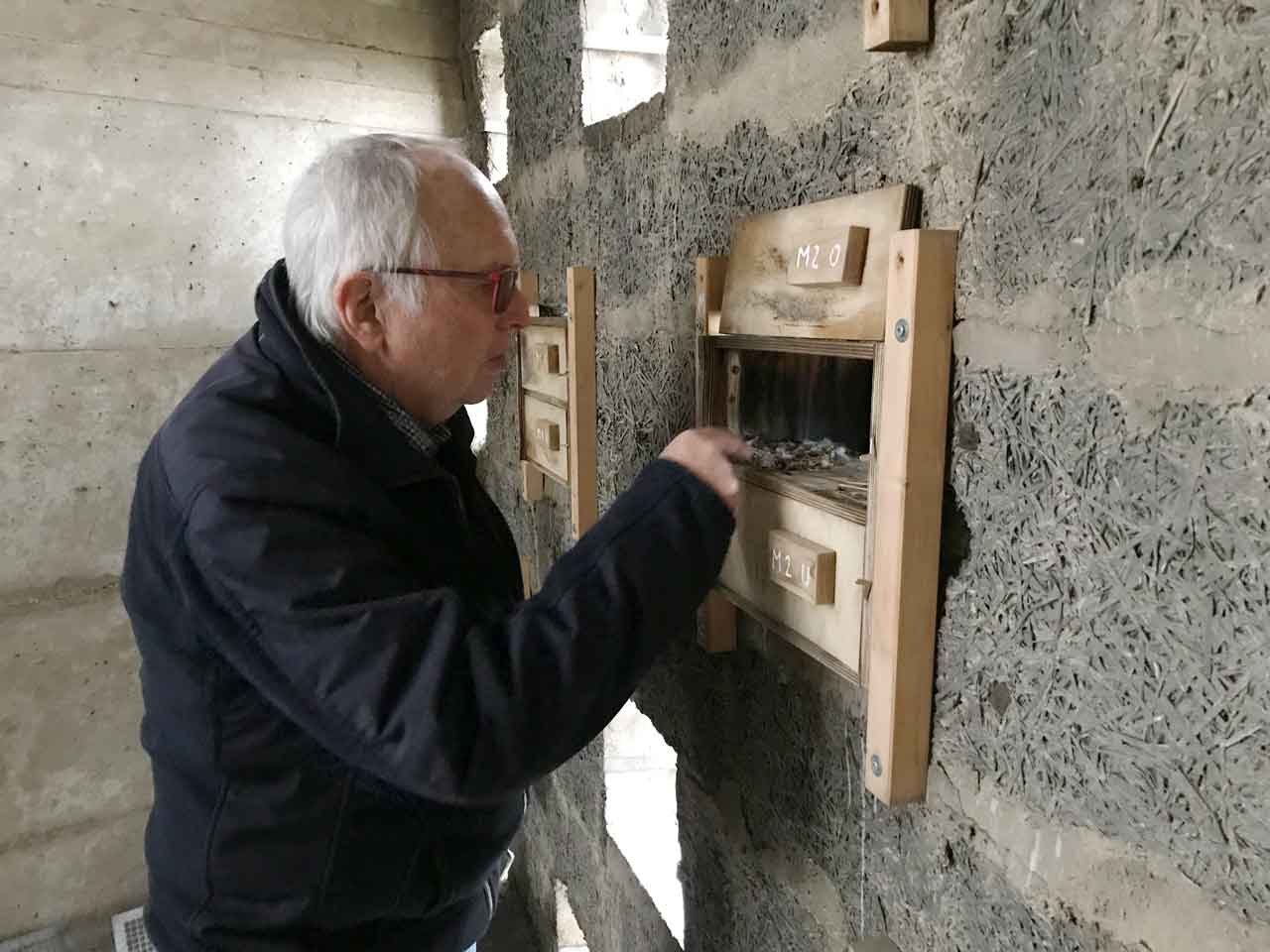 Volker Klingmüller schaut in das Nistfach.