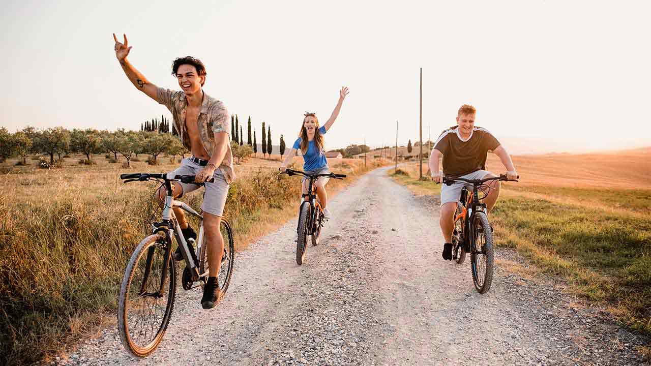 Junge Erwachsene auf Radtour