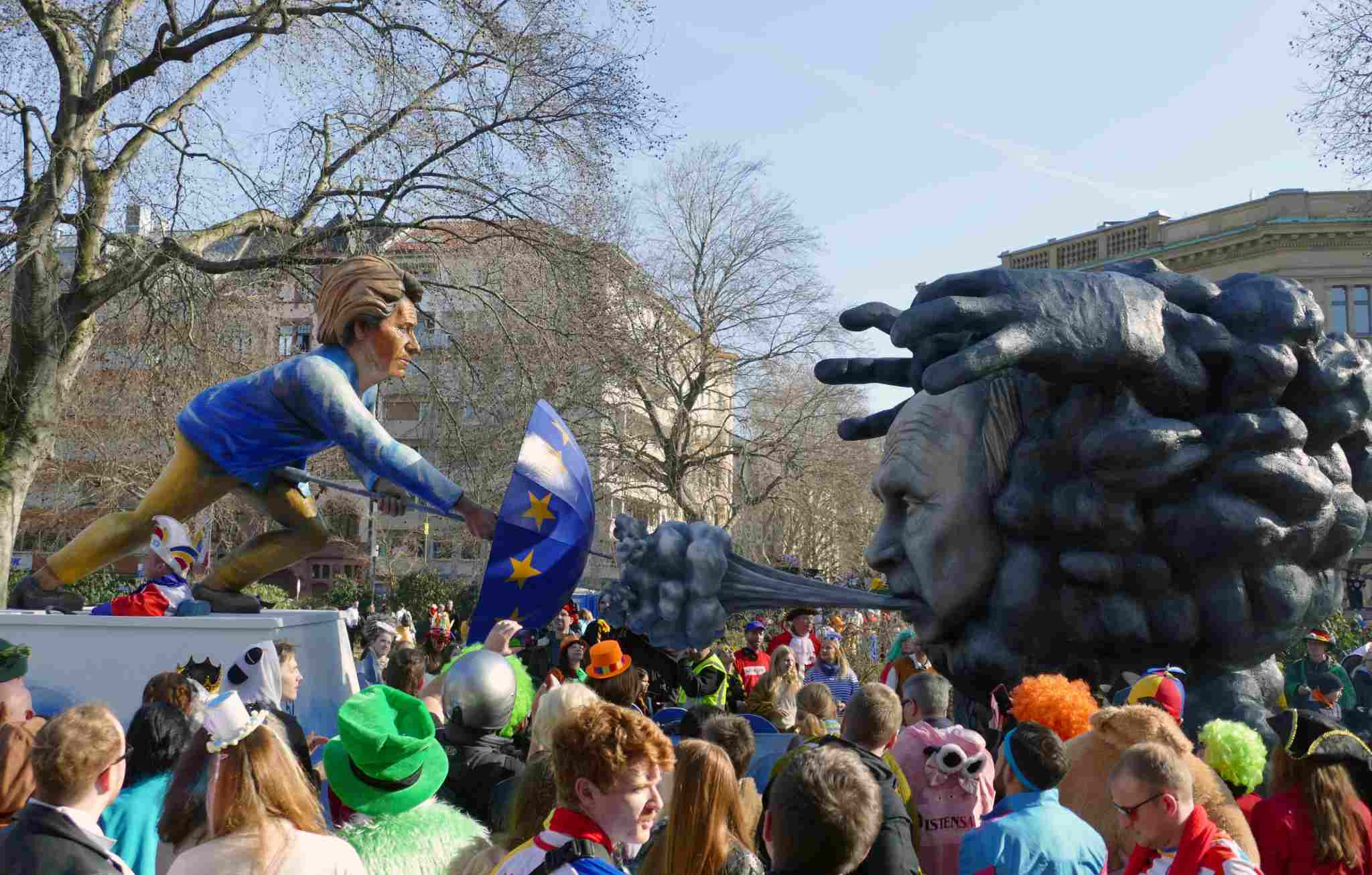 Politischer Motivwagen auf dem Rosenmontagszug in Mainz 2023