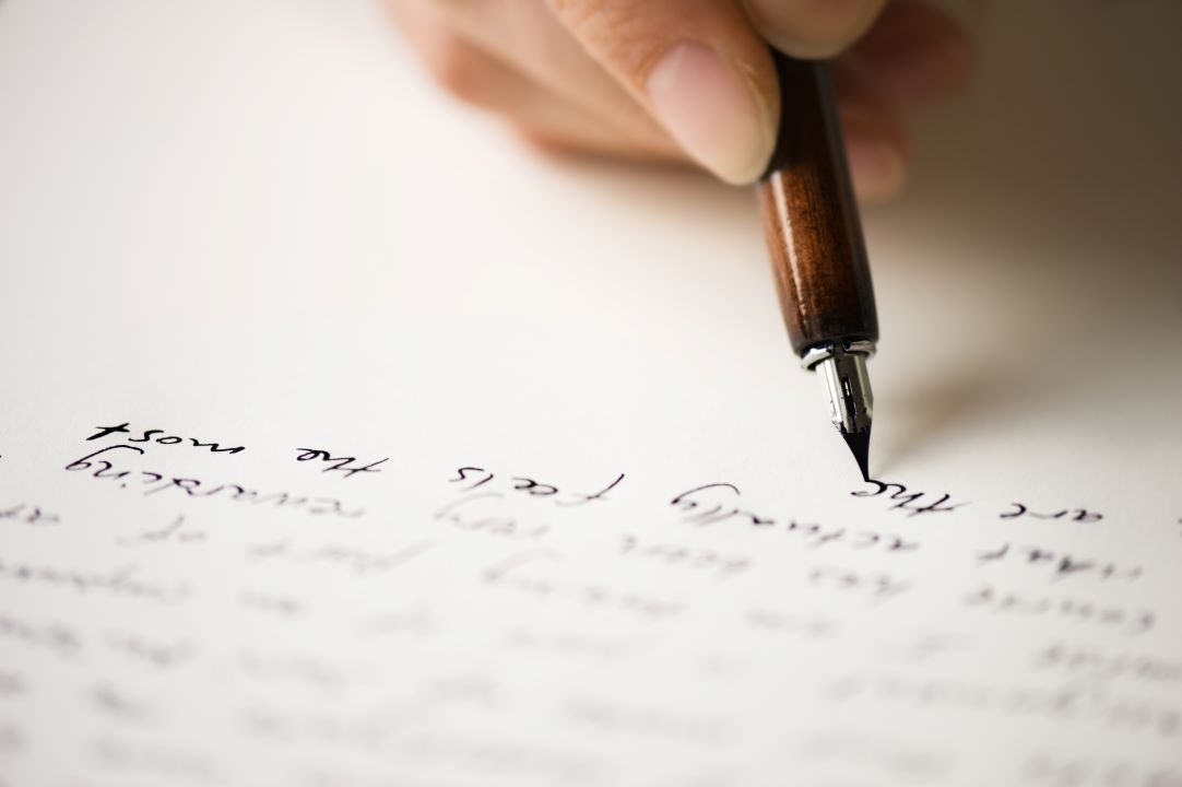 Ein Mann schreibt einen Brief