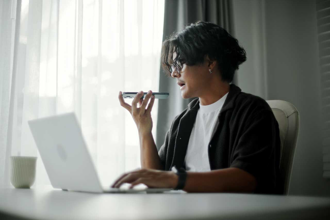 Online oder telefonisch gibt es viele Hilfsangebote. Nach Hilfe fragen und sie annehmen ist völlig in Ordnung. Trau dich!