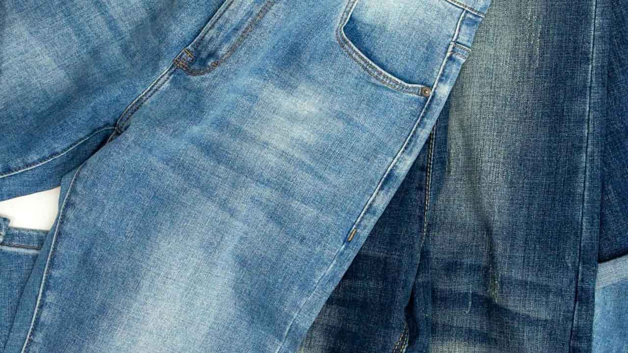 Das Foto zeigt drei Jeans in unterschiedlichen Blautönen.