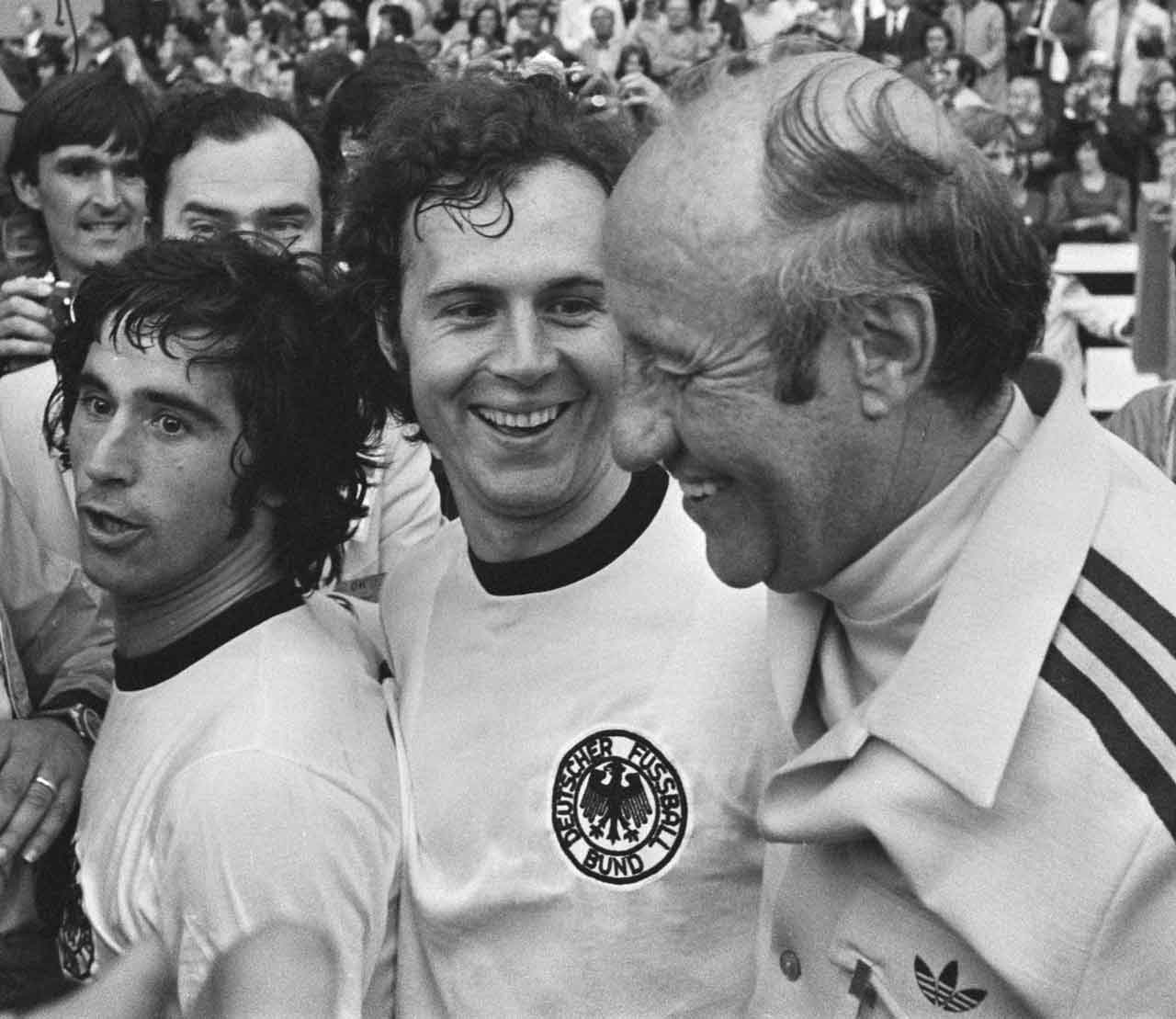 Gerd Müller, Franz Beckenbauer und Trainer Helmut Schön (von links) nach dem Finale der Fußball-WM 1974
