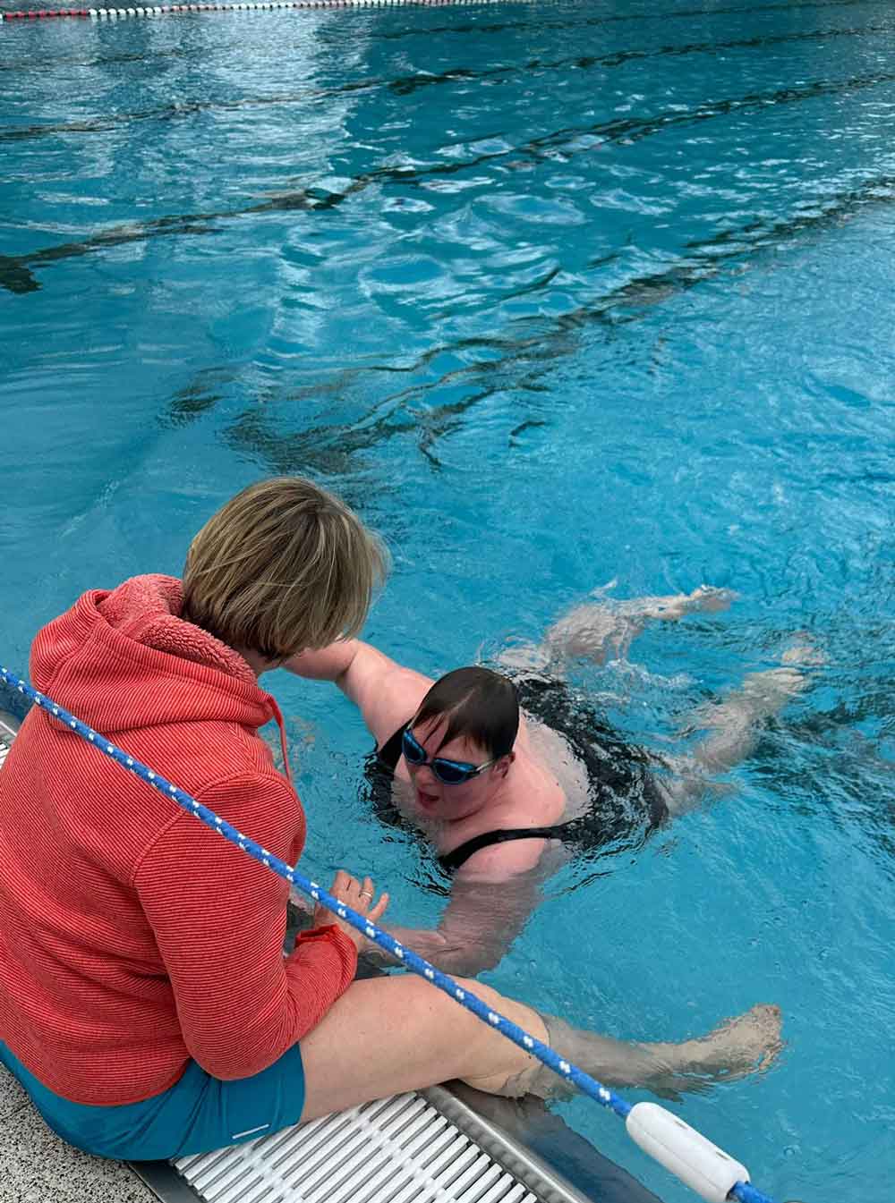 Sabrina im Wasser beim Wenden nach einer geschwommenen Bahn