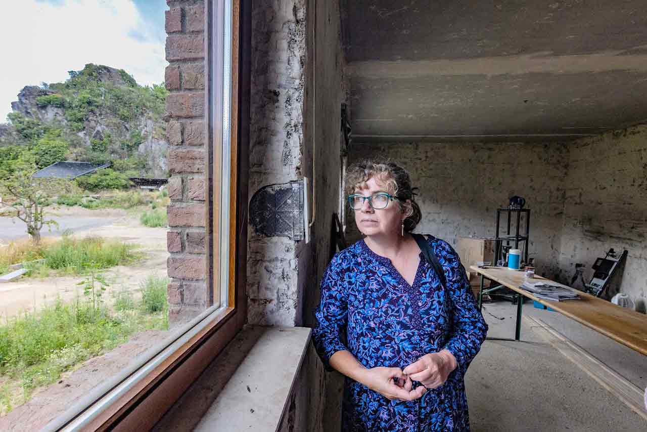 Gabi Gasper in ihrem Haus in Altenahr, das abgerissen werden soll
