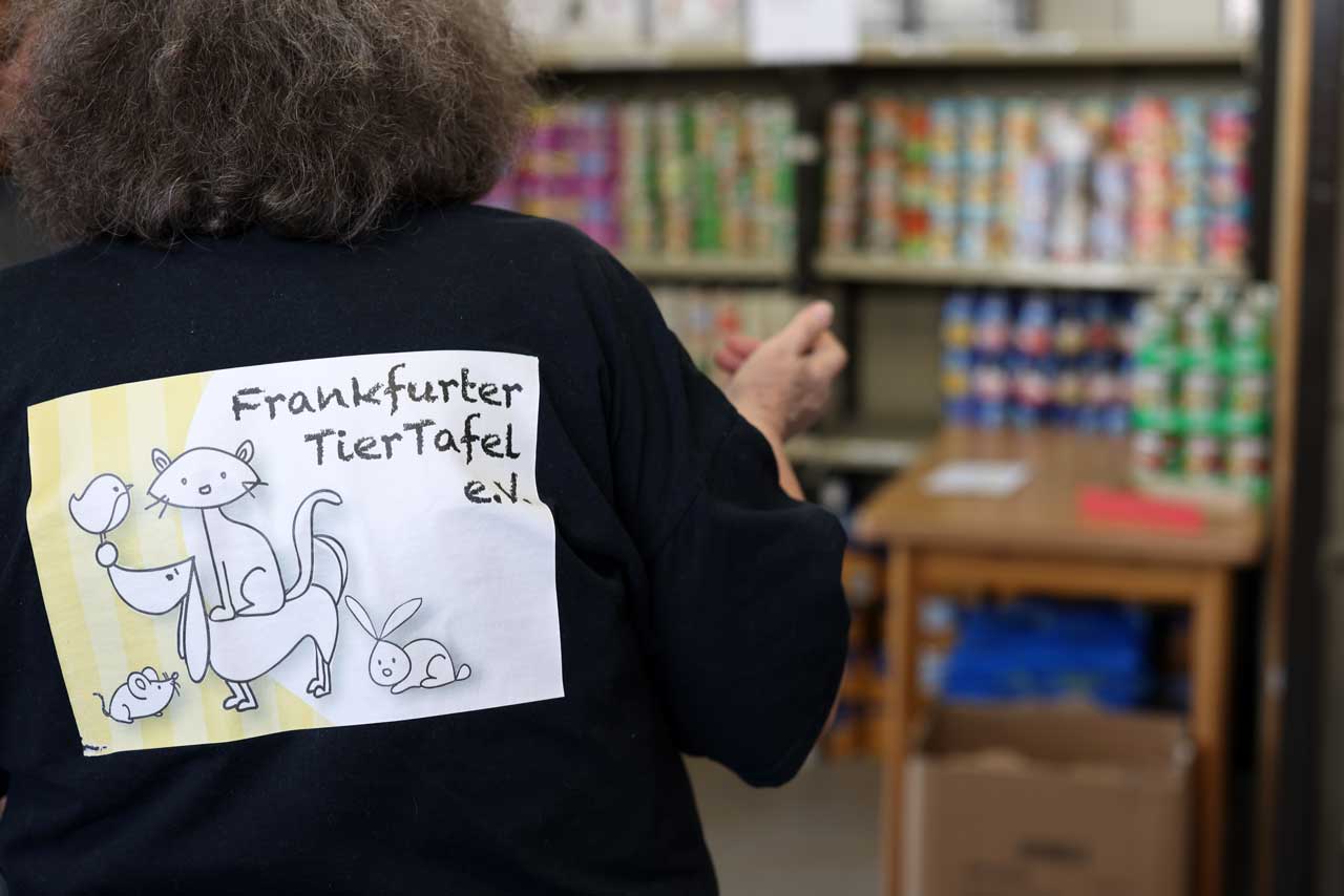 Logo der Frankfurter Tiertafel auf einem T-Shirt