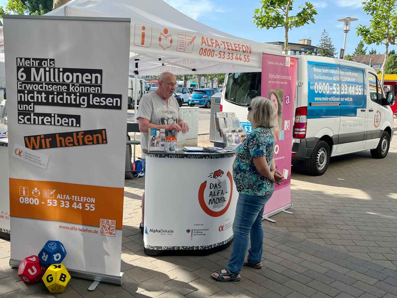 Das ALFA-Mobil mit seinem Stand und mehreren Aufstellern