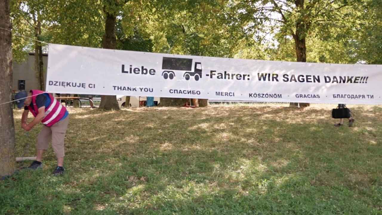 Banner auf einem Rastplatz mit dem Aufdruck: Liebe 🚛-Fahrer: Wir sagen Danke! 